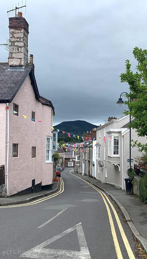 Spacious 2-Bed Apartment In Ruthin Exterior photo
